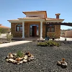 Casa Del Sol: Spacious 3-bedroom With Private Solar-heated Pool Villa Triquivijate