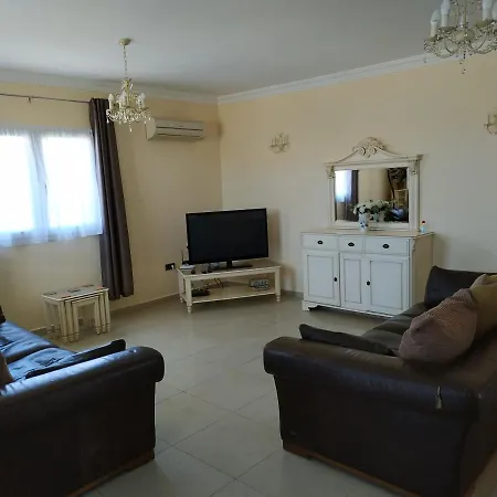 Villa Casa Del Sol: Spacious 3-bedroom With Private Solar-heated Pool Triquivijate