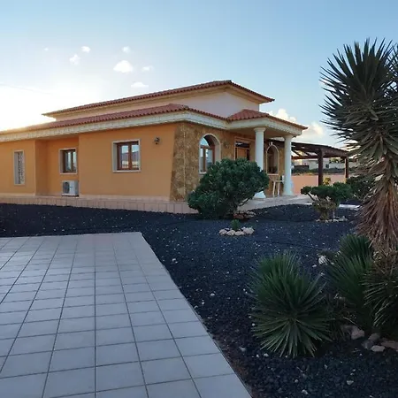 Villa Casa Del Sol: Spacious 3-bedroom With Private Solar-heated Pool Triquivijate